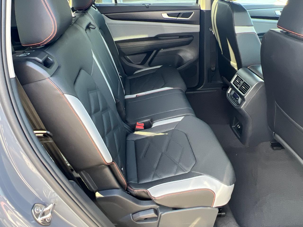 2025 Volkswagen Atlas 2.0T Peak Edition SE Hagerstown MD