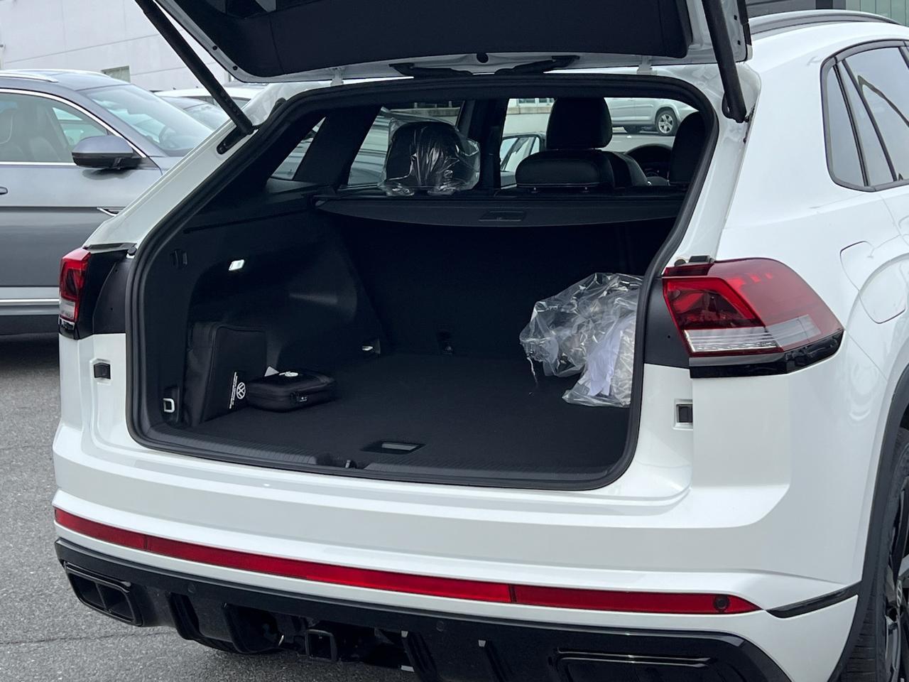 2025 Volkswagen Atlas Cross Sport 2.0T SEL R-Line Hagerstown MD